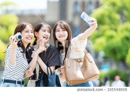 少女旅行智能手機自拍 105549939