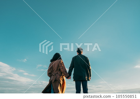 藍天白雲下，一對情侶依偎在一起 105550851