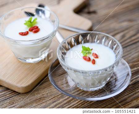 Apricot kernel tofu wolfberry and mint for decoration (Chinese food snack dessert annin tofu) Apricot kernel tofu wolfberry and mint for decoration (Chinese food snack dessert annin tofu) 105551421