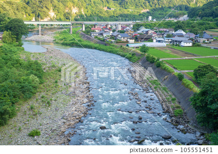赤城町田下附近的利根川鄉村風光清晨風景 赤城町田下附近的利根川鄉村風光清晨風景 105551451