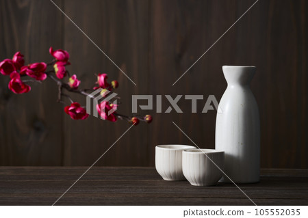 A set of white sake cups and tokkuri, sake-inspired Kobai 105552035