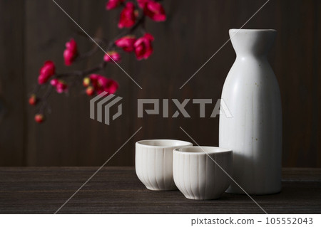 A set of white sake cups and tokkuri, sake-inspired Kobai 105552043