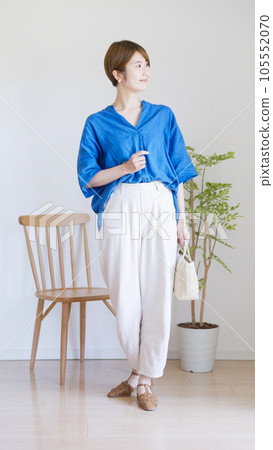 女夏裝時尚搭配全身(肖像) 女夏裝時尚搭配全身(肖像) 105552070