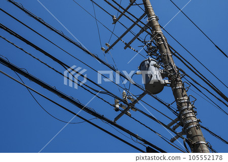 藍天和電線桿 藍天和電線桿 105552178