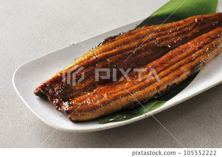 Kabayaki of domestically-produced eel coated with sauce and grilled 105552222