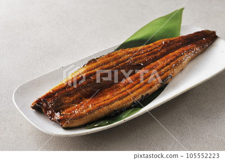 Kabayaki of domestically-produced eel coated with sauce and grilled 105552223