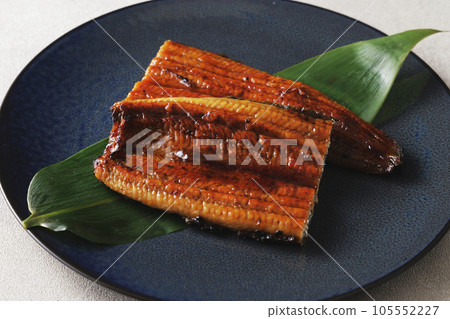 將國產鰻魚塗上醬汁後烤製的蒲燒 105552227