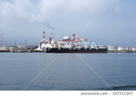 鹿島臨海工業區貨船裝卸的景象 105552367