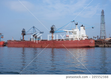 鹿島臨海工業區一艘貨船和一家鋼廠裝卸的景象 105552388