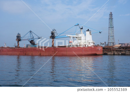 鹿島臨海工業區一艘貨船和一家鋼廠裝卸的景象 105552389