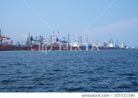 鹿島臨海工業區一艘貨船和一家鋼廠裝卸的景象 鹿島臨海工業區一艘貨船和一家鋼廠裝卸的景象 105552390