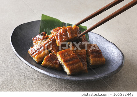 烤細碎的日本鰻魚 烤細碎的日本鰻魚 105552442