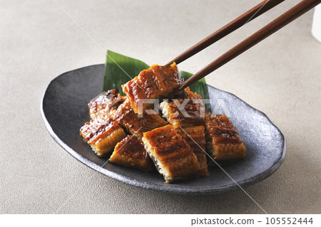 Grilled finely chopped Japanese eel 105552444