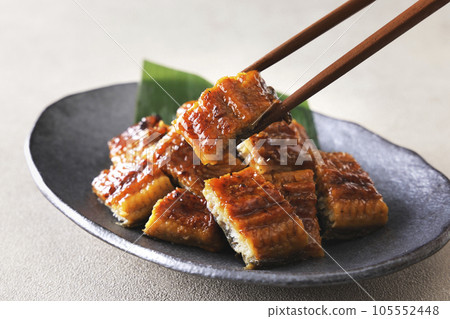 Grilled finely chopped Japanese eel 105552448
