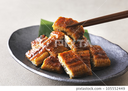 Grilled finely chopped Japanese eel 105552449