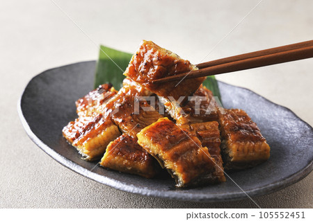 烤細碎的日本鰻魚 烤細碎的日本鰻魚 105552451