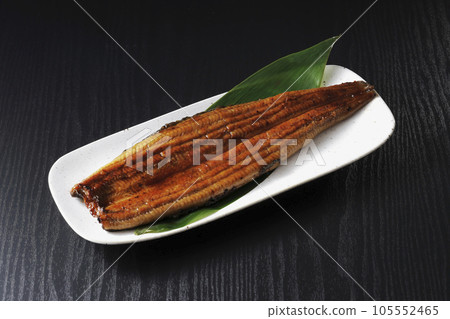 白盤上供應蒲燒國產鰻魚 白盤上供應蒲燒國產鰻魚 105552465