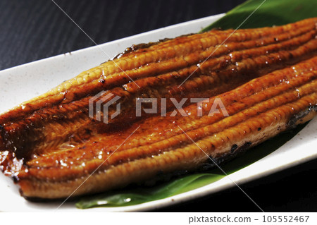 白盤上供應蒲燒國產鰻魚 白盤上供應蒲燒國產鰻魚 105552467