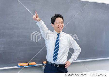 男老師在教室裡教書 105552537