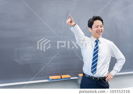 男老師在教室裡教書 105552538