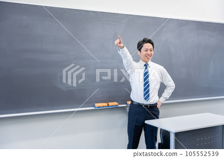 男老師在教室裡教書 105552539