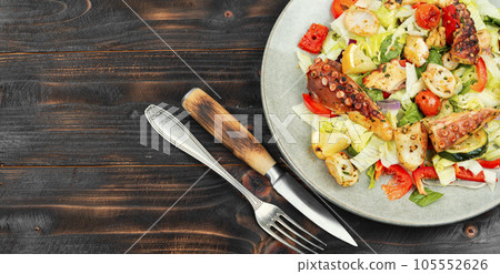 Octopus salad with raw vegetables. 105552626