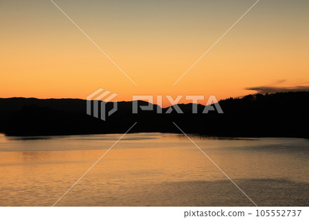 小野川湖橙色天空橙色湖面的夜景 105552737