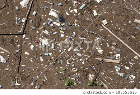 大壩內堆積的垃圾 大壩內堆積的垃圾 105553616