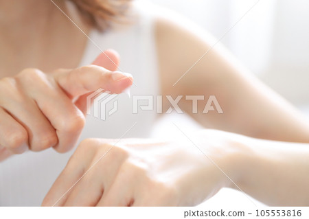 Hands where cream is applied Hand care Hands where cream is applied Hand care 105553816