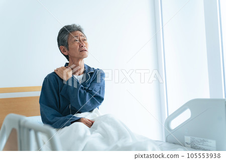 老人在床上起床，感到疲勞 105553938