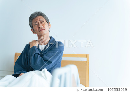 老人在床上起床，感到疲勞 105553939