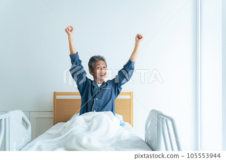 老人在床上醒來神清氣爽 105553944