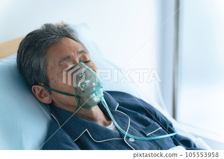 帶著氧氣面罩睡在床上的老人 105553958