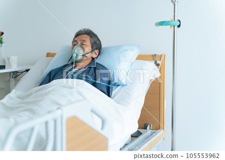 帶著氧氣面罩睡在床上的老人 105553962