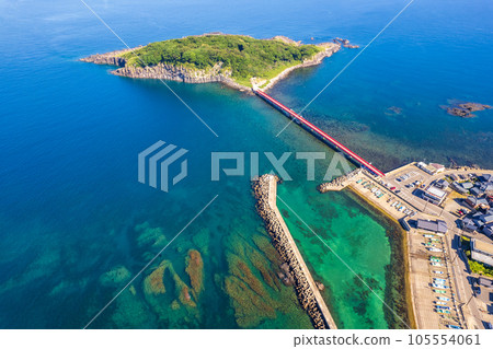 無人機｜鳥瞰漂浮在東尋坊海岸的被視為神之島的大島｜福井縣堺市 105554061