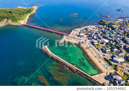 無人機｜鳥瞰漂浮在東尋坊海岸的被視為神之島的大島｜福井縣堺市 105554062