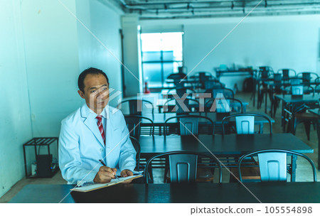 A white coat male 105554898