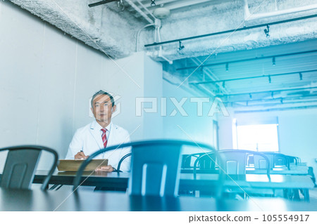 A white coat male 105554917