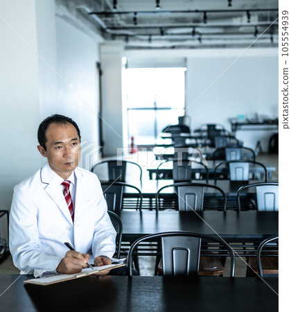 A white coat male 105554939