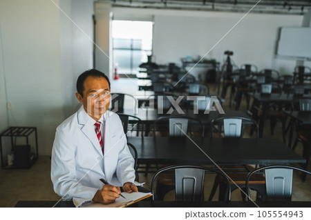 A white coat male 105554943