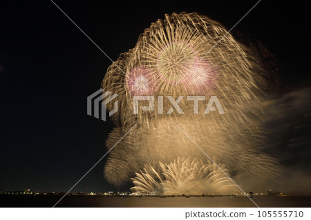 Fireworks blooming in the summer night sky <Kuwana Suigo Fireworks Festival> Fireworks blooming in the summer night sky <Kuwana Suigo Fireworks Festival> 105555710