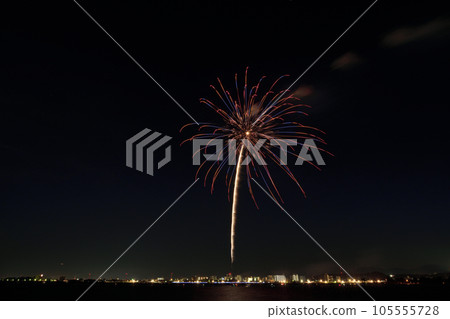 Fireworks blooming in the summer night sky <Kuwana Suigo Fireworks Festival> Fireworks blooming in the summer night sky <Kuwana Suigo Fireworks Festival> 105555728