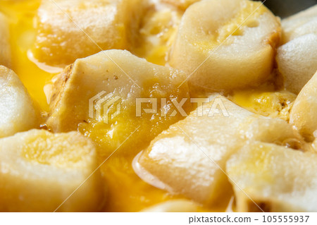 A cooking scene where gluten (grilled gluten) is bound with eggs. 105555937