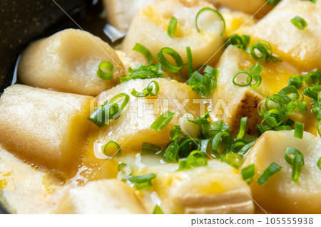 A cooking scene where gluten (grilled gluten) is bound with eggs. 105555938