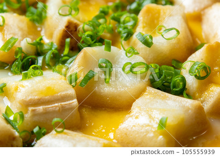 A cooking scene where gluten (grilled gluten) is bound with eggs. 105555939