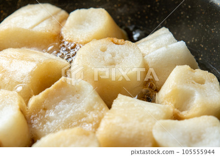 A cooking scene in which fu (grilled gluten) is boiled in a frying pan with dashi stock to bind it with eggs. A cooking scene in which fu (grilled gluten) is boiled in a frying pan with dashi stock to bind it with eggs. 105555944