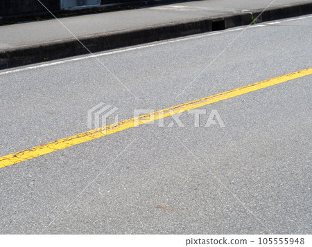 yellow center line. 105555948