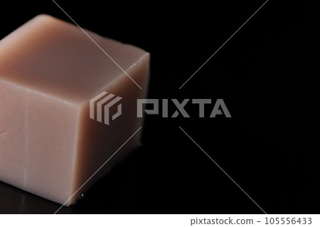 黑色背景中拍攝的骰子形狀的水羊羹 黑色背景中拍攝的骰子形狀的水羊羹 105556433