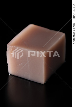 黑色背景中拍攝的骰子形狀的水羊羹 105556434