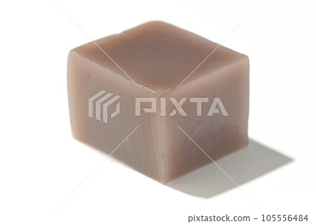 白色背景上拍攝的骰子形水羊羹 105556484